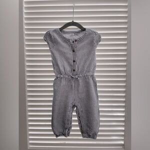 Old Navy seersucker jumper in size 6-12 MONTHS! In great condition!